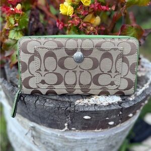 Coach zip around Wallet Sig C and Green